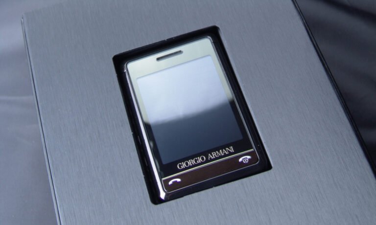 cropped-studio-cinema-cellphone-Telefono-celular-Armani.jpg